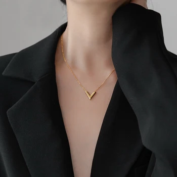 YUN RUO 2020 Moda Mektubu V Kolye Kolye Zinciri 18 K Altın Kaplama Titanyum Çelik Takı Kadın Hediye Aksesuarları Asla Solmaz